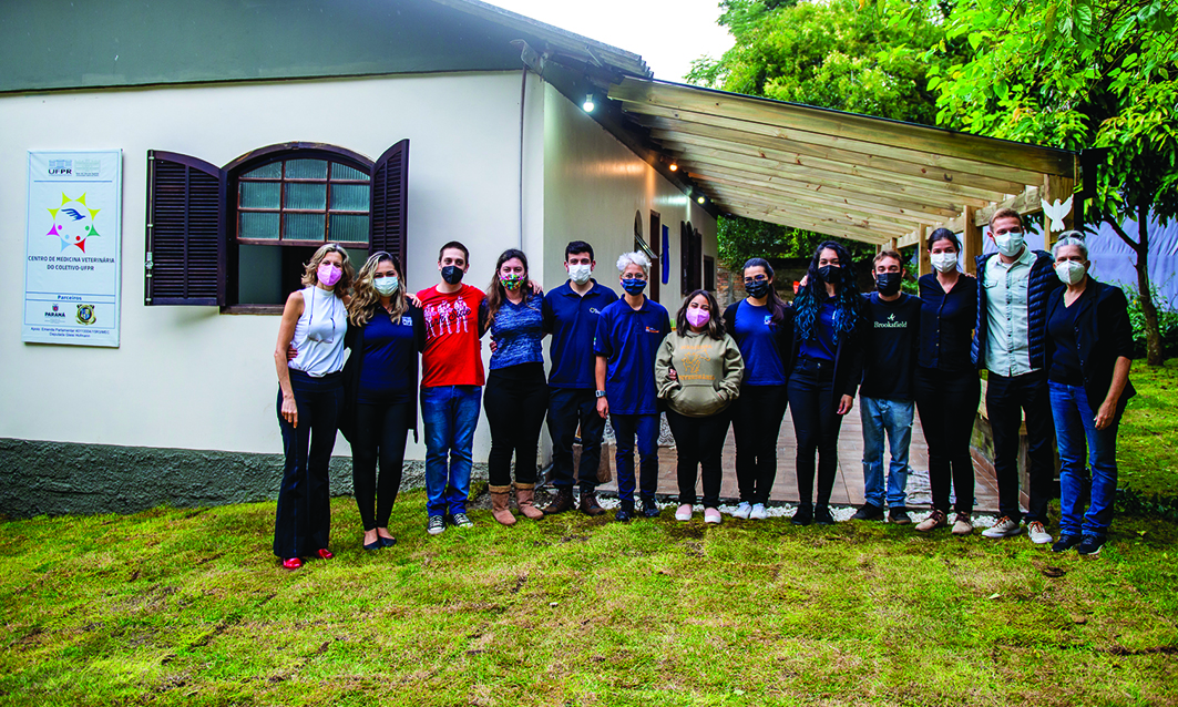 Da esquerda para a direita, participantes do projeto, como a professora Rita Garcia, do DMV/SCA/UFPR, e estagiários, residentes, alunos de mestrado e doutorado, Yasmin da Rocha, Bruno Pedon, Hemilayne Leonel, Vitor Amarante, Biatriz Gelati Ribeiro da Luz, Myllena Jeronimo, Jaqueline Chibicheski, Lorena de Oliveira, Renan, Michele Brugnerotto, Lucas Galdioli e Lu Baldan. Créditos: Marcos Solivan - UFPR 