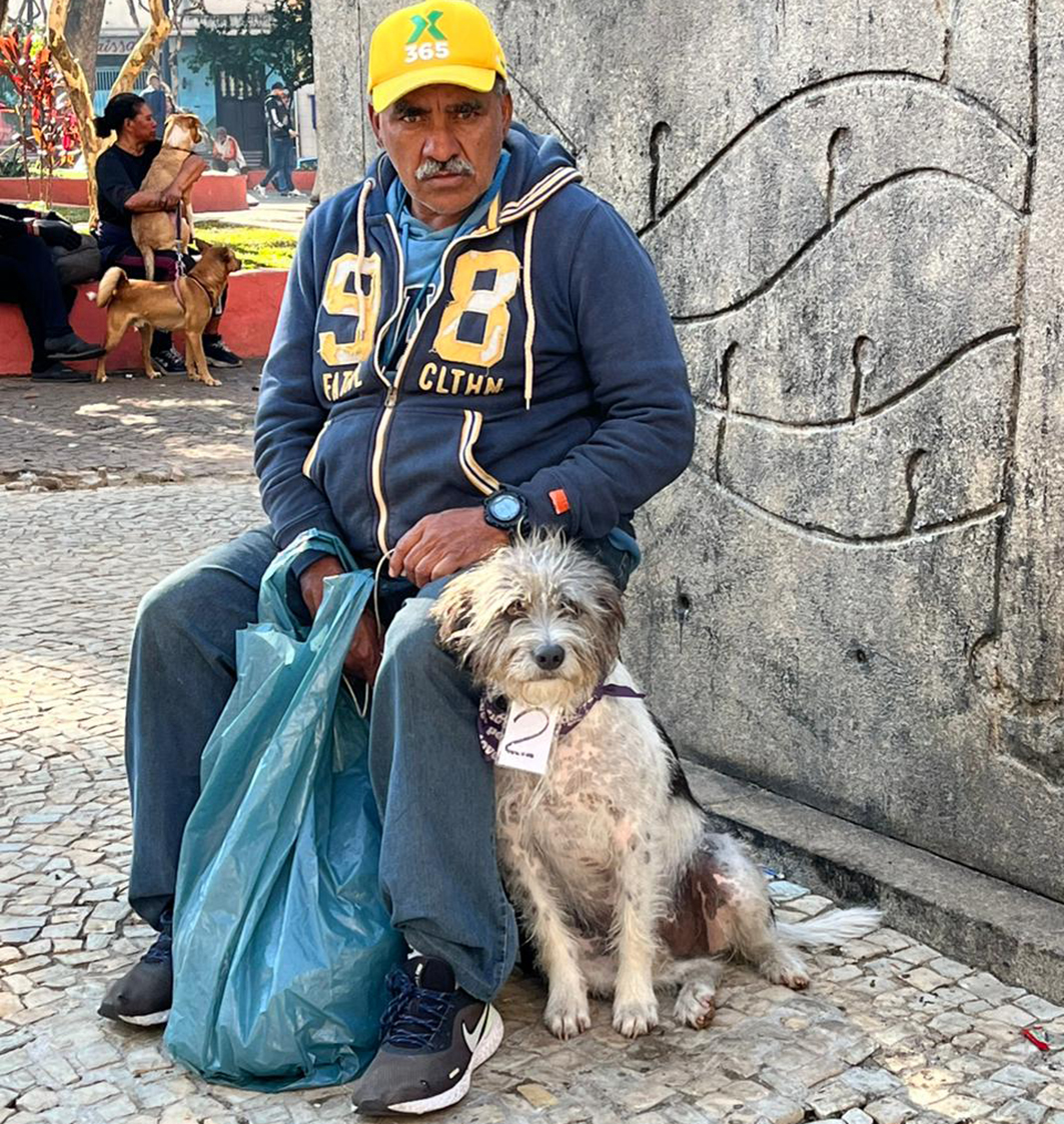 Morador de rua e seu cão beneficado por ações da ONG Moradores de Rua e Seus Cães. Créditos: Divulgação MRSC. Fotógrafo: Maurício Alcebíades 