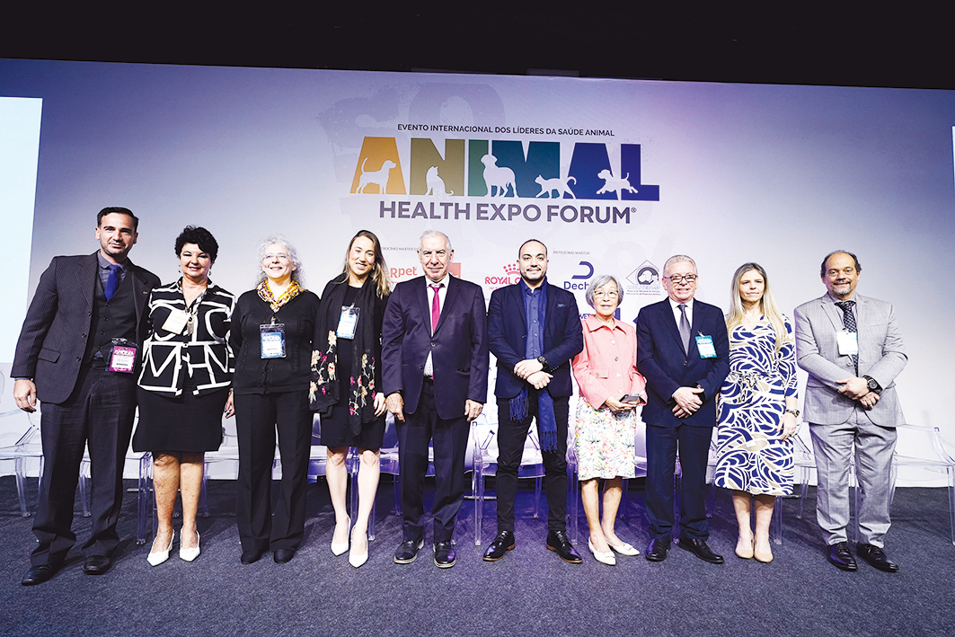 Cerimônia de abertura do Animal Health Expo Forum. Da esquerda para a direita, Rodrigo Mainardi, Maria Cristina Reiter, Maria Angela Sanches Fessel, Laiza Boneli Gomes, Jorge Souza, Adriano Souza, Mitika H. Kagiwara, Odenilson Mossero, Viviani De Marco e André Lacerda. Créditos: Divulgação AHEF 