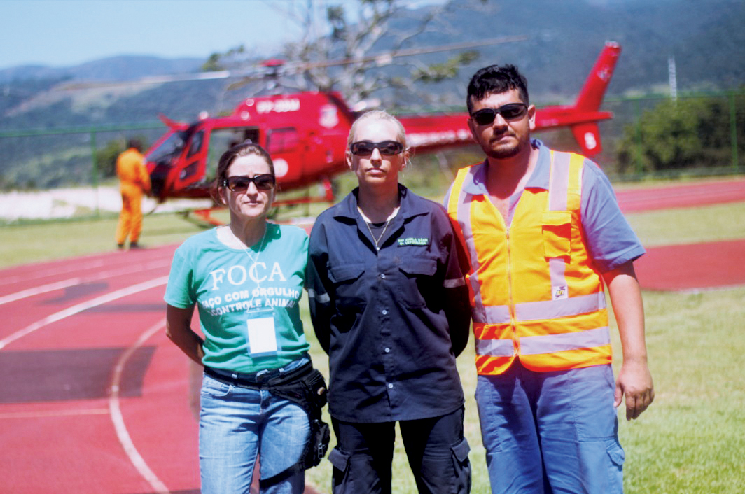 Veterinários da Brigada Animal de Minas Gerais. Da esquerda para a direita, Ana Liz Bastos – coordenadora geral, Carla Sássi e Arthur Nascimento – coordenadores de resgate. Créditos: CRMV-MG 