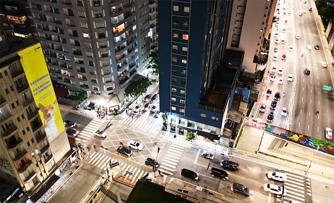 Projeção realizada na Rua Augusta, ao lado da Praça Roosevelt, na cidade de São Paulo. Créditos: Divulgação Mars 