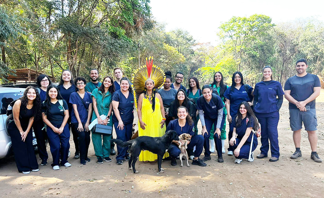 Cacica Ãgohó da aldeia Katurãma ao centro entre voluntários que atuam no projeto. Divulgação Awery 